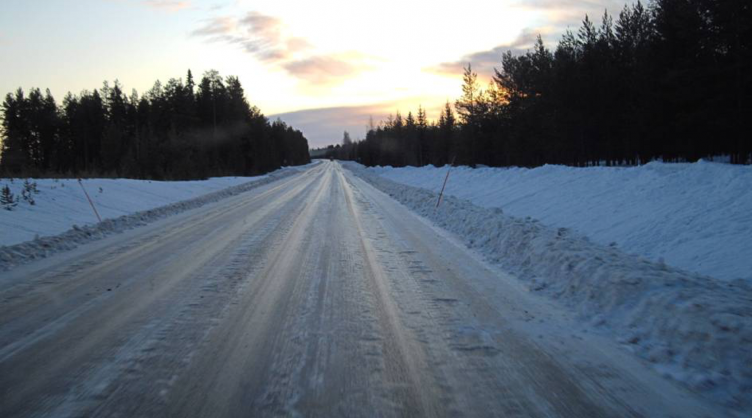 Schnee und Eis auf schwedischen Straßen