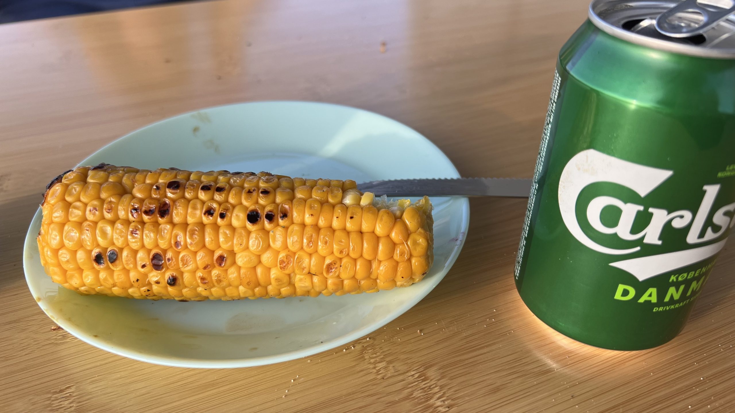 Wohnmobil in Schweden Abendbrot Maiskolben grillen