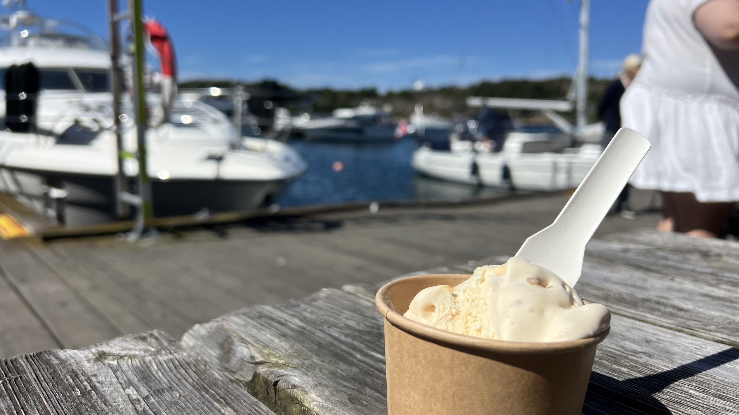 Eis am Hafen in Schweden