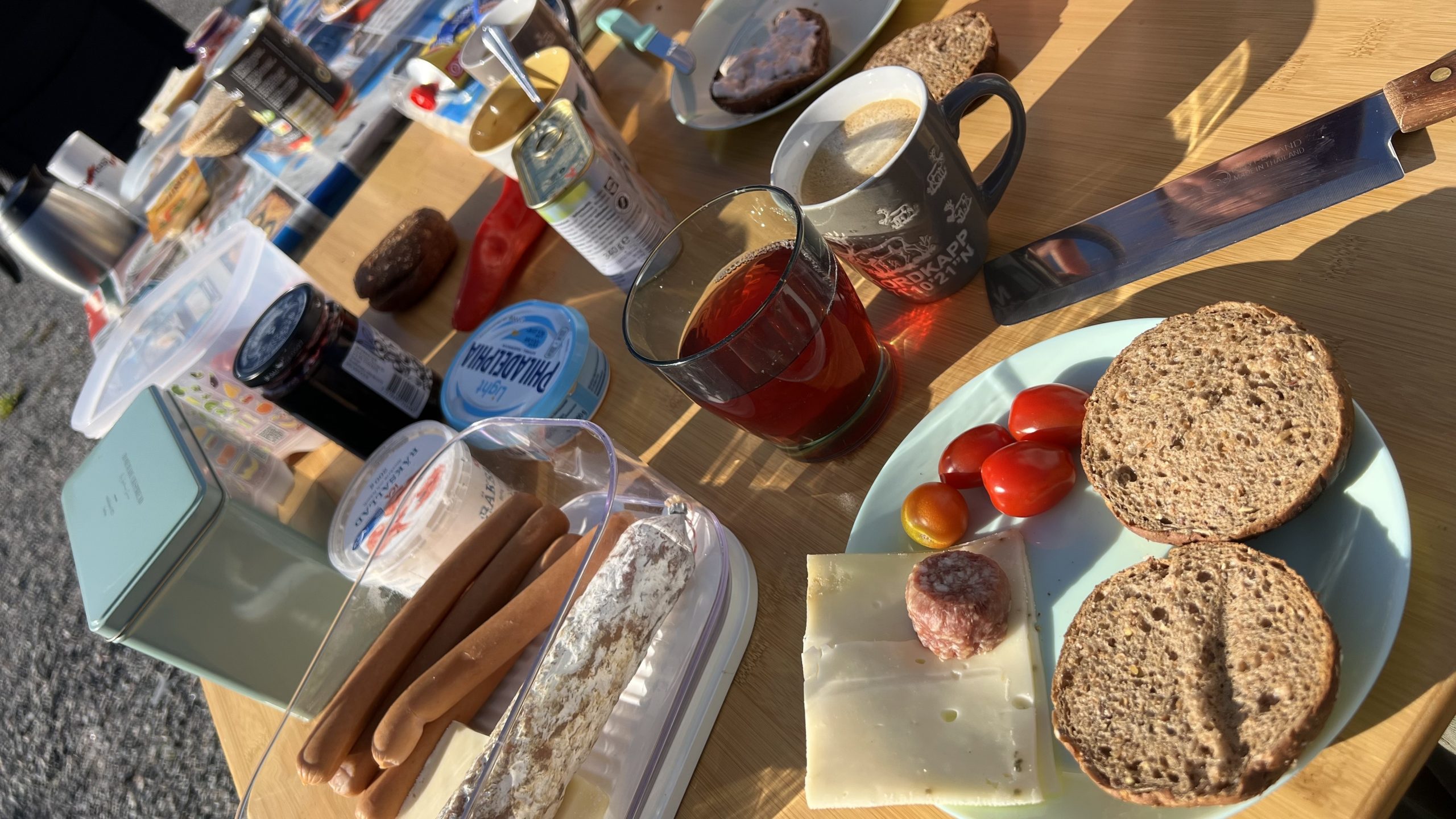 Frühstück am Wohnmobil
