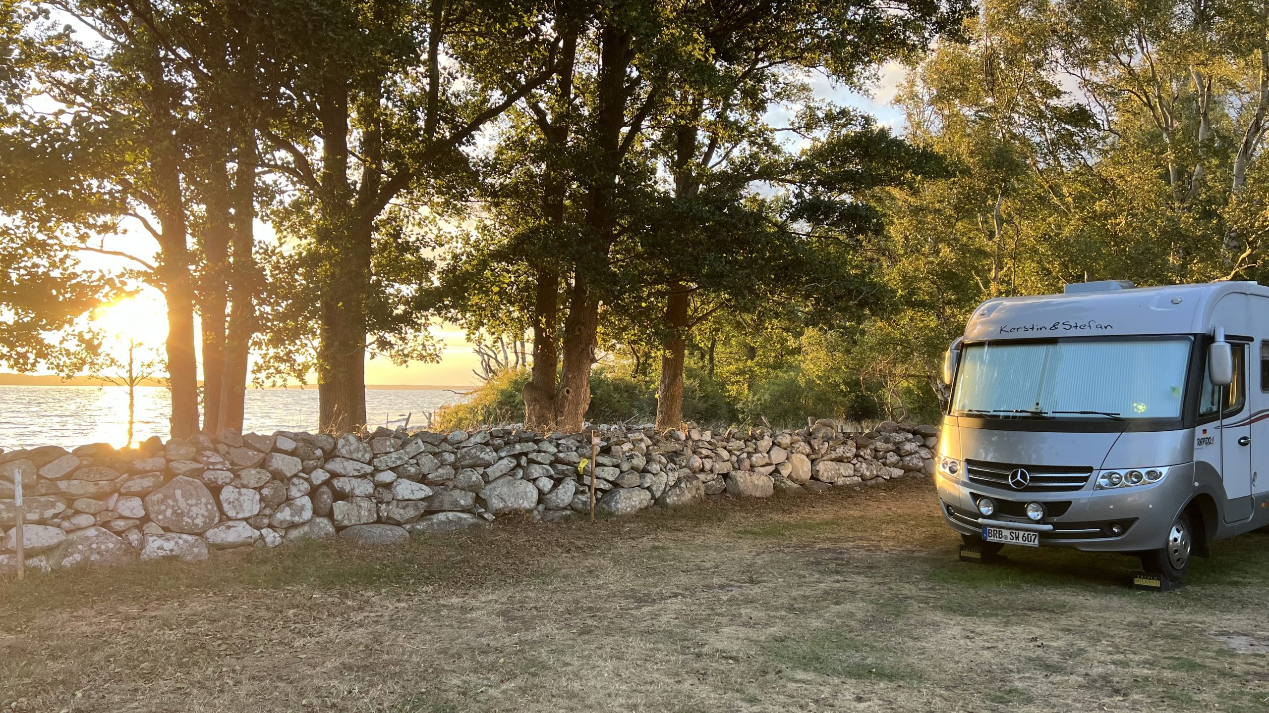 Abends vor dem Wohnmobil, Schweden