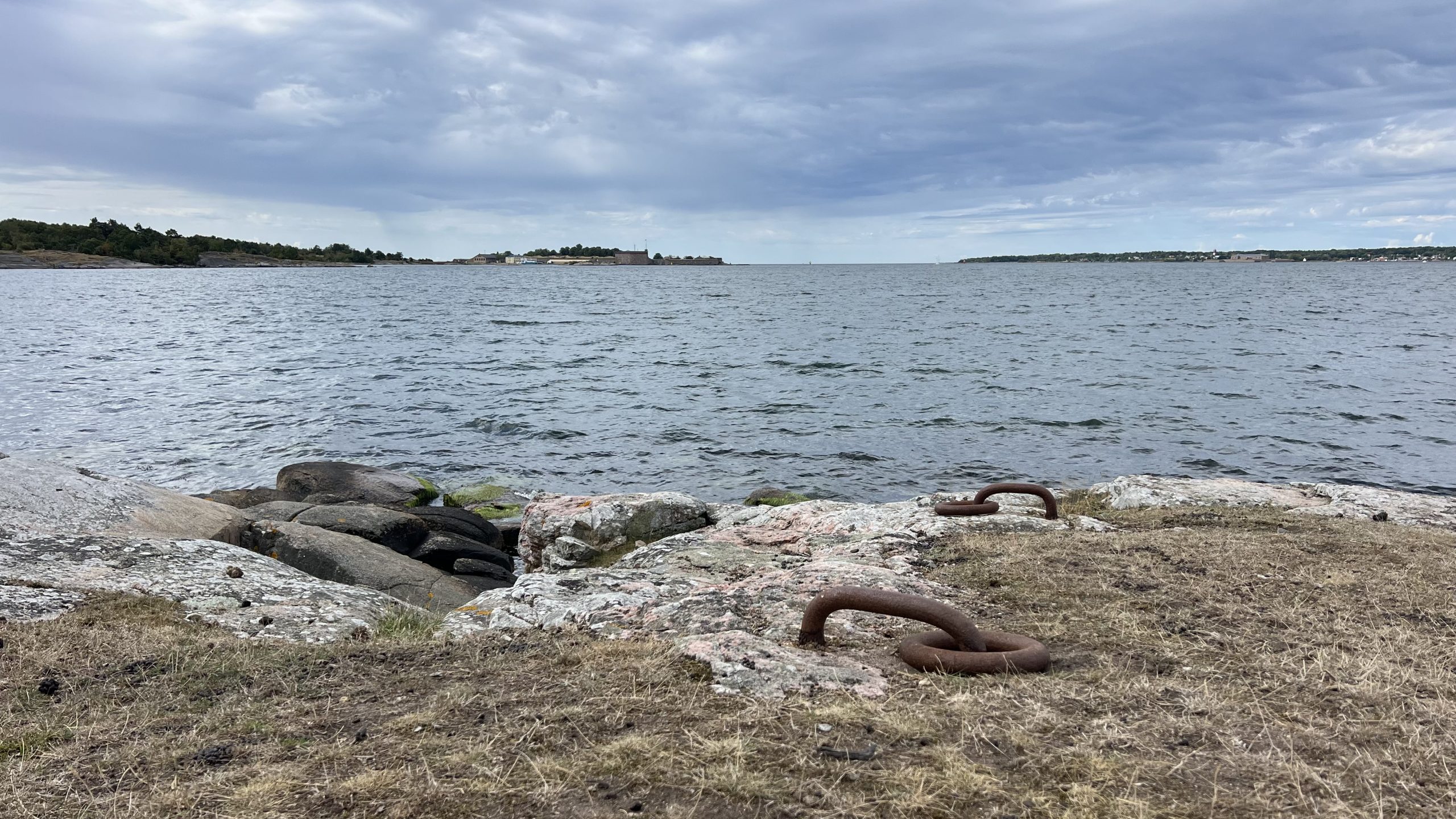 alte Festmacher am Wasser