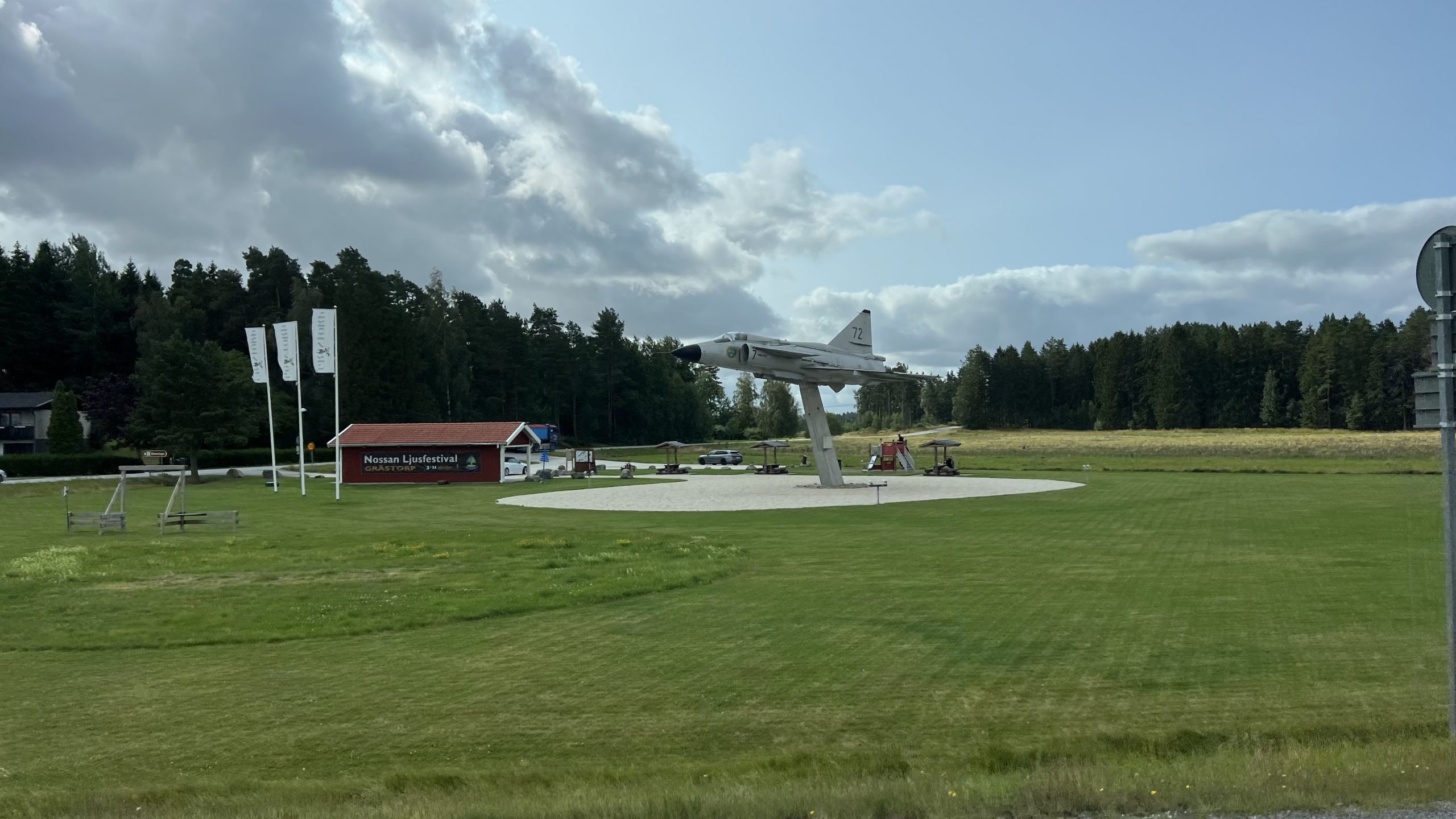 Flugzeug an der Straße