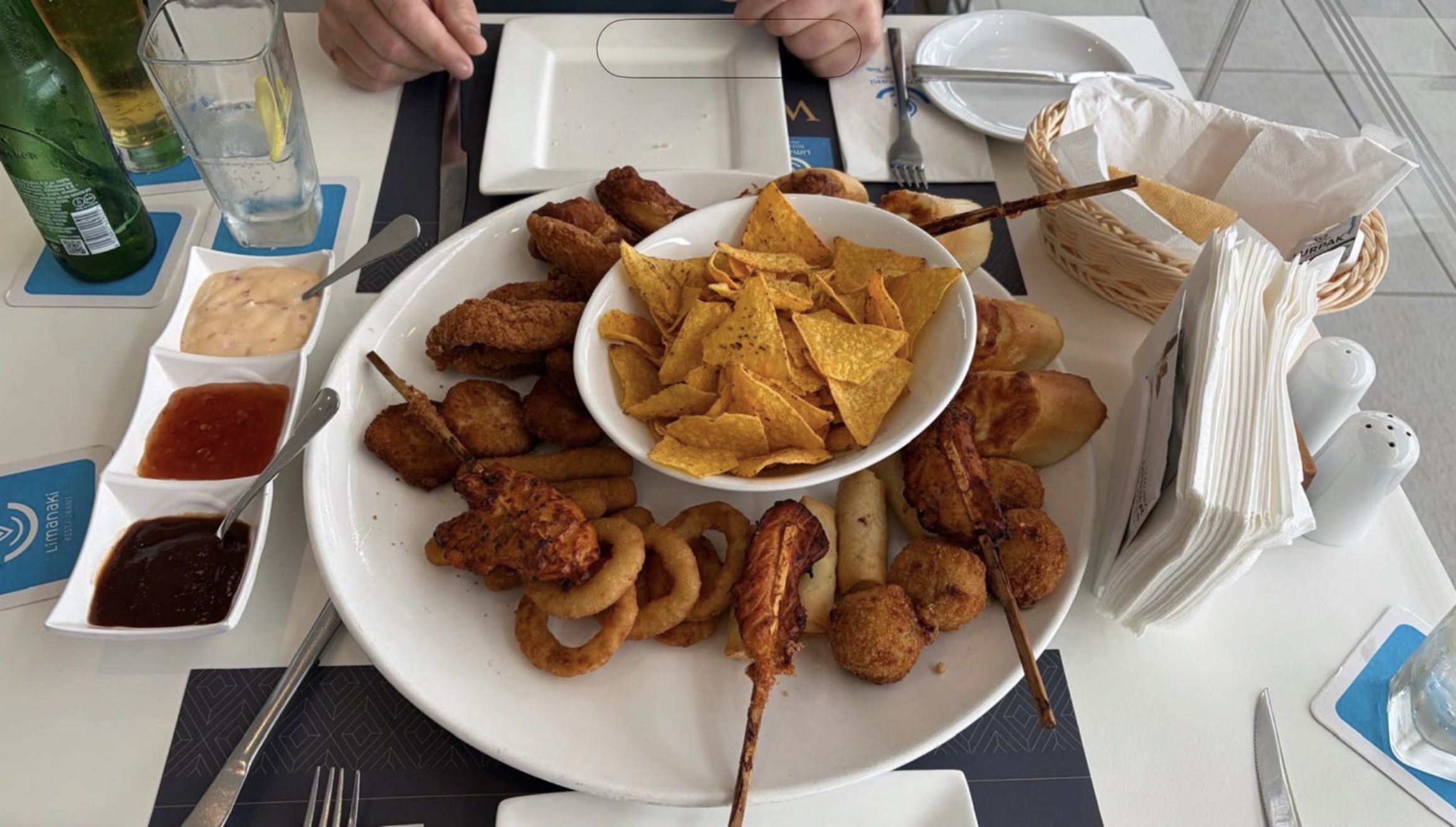 Platte griechischer Köstlichkeiten