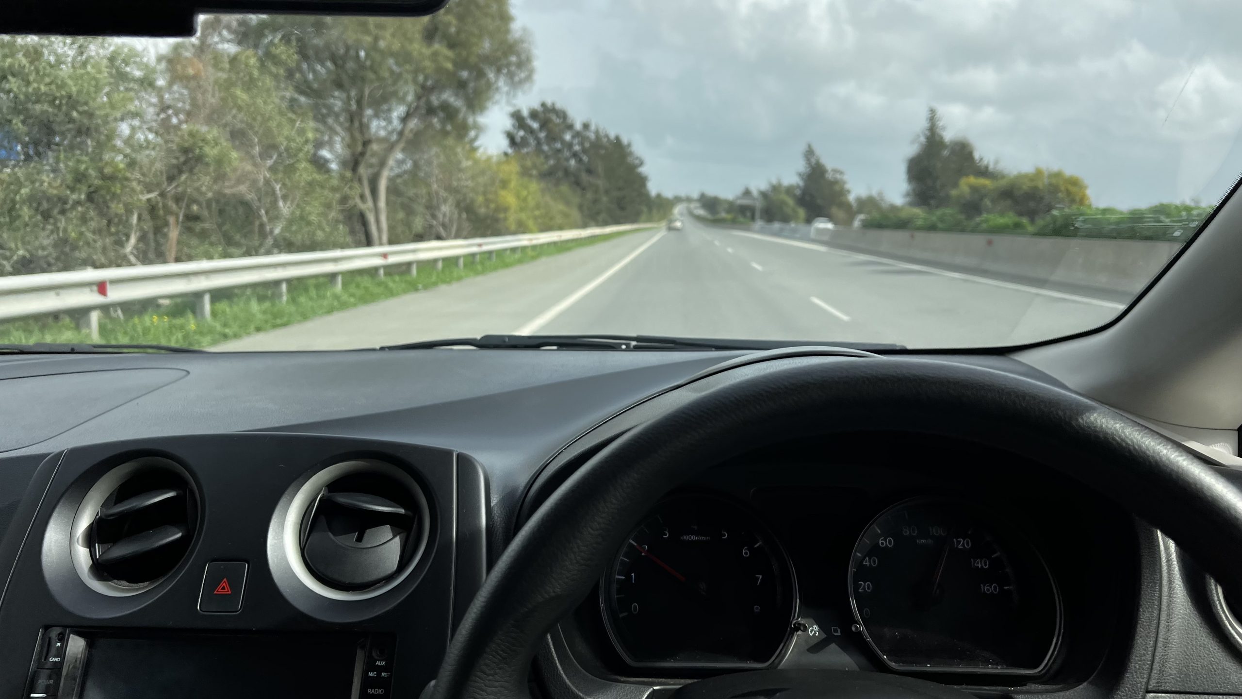 linke Spur mit dem Rechtslenker